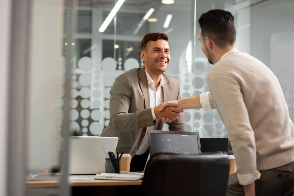 Broker inmobiliario cerrando un trato con cliente