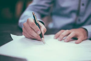 Persona revisando documentos para su inversión inmobiliaria con crédito hipotecario