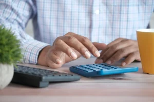 Agente inmobiliario calculando el retorno de inversión inmobiliaria