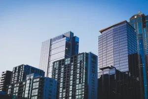 Edificios modernos en la ciudad y cómo abrir agencia inmobiliaria propia en Chile