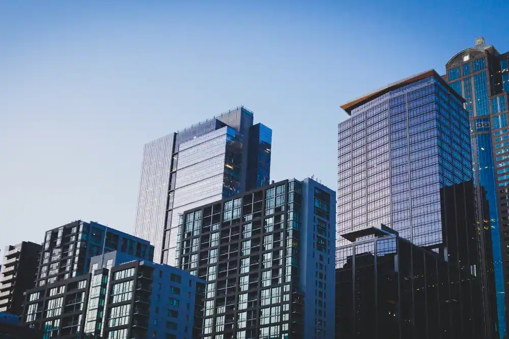 Edificios modernos en la ciudad y cómo abrir agencia inmobiliaria propia en Chile