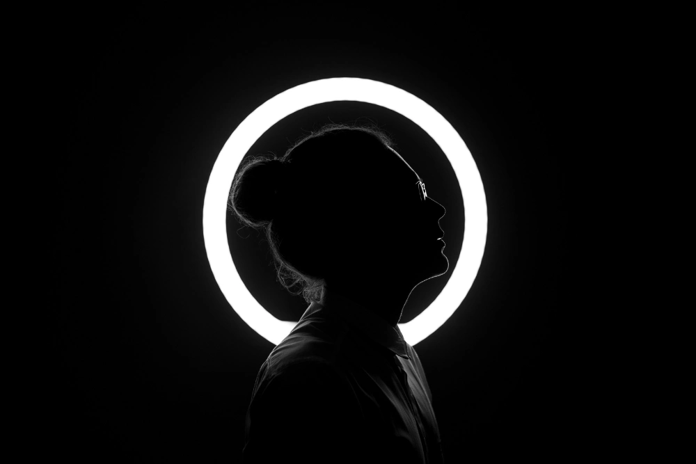 Silueta de persona contra fondo negro con un aro de luz, el agente inmobiliario del futuro