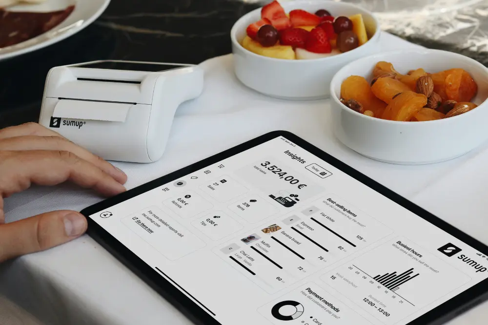 Boker inmobiliario usando su tablet con herramientas tecnológicas inmobiliarias