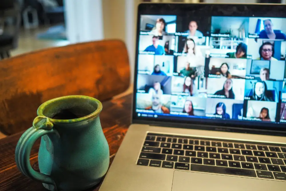 Pantalla de computadora con reunión digital de un broker haciendo networking inmobiliario