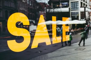 Letrero de venta en Inglés, haciendo alución a la compraventad de propiedades