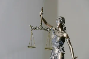 Foto de la estatua que representa la justicia, haciendo a referencia a la ley de arriendos en Chile