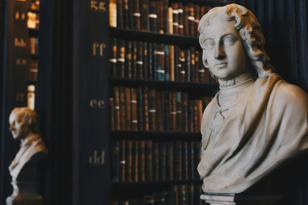 Estatuas de bustos en biblioteca de leyes haciendo referencia a la protección legal de propiedades en Chile