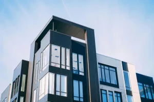 Imagen de edificios que hacen alución a los ciclos del mercado inmobiliario chileno
