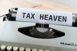 Hoja en una maquina de escribir con el texto tax heaven, haciendo alución a la auditoria financiera inmobiliaria
