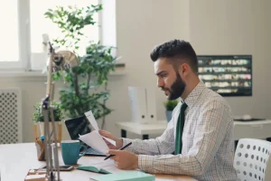Inversionista haciendo una valoración de propiedades en chile