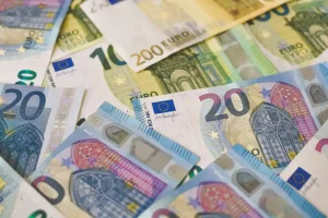 Mesa cubierta por Euros, haciendo alución a desinversión inmobiliaria