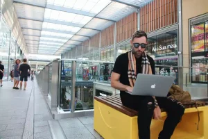 Ejecutivo trabajando en su laptop buscando opciones de diversificación de portafolios inmobiliarios