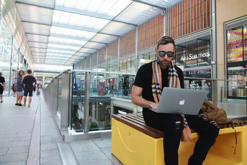 Ejecutivo trabajando en su laptop buscando opciones de diversificación de portafolios inmobiliarios