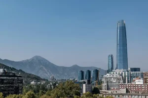 Imagen de Santiago desde la montaña haciendo alución a estrategais de inversión en terrenos en Chile
