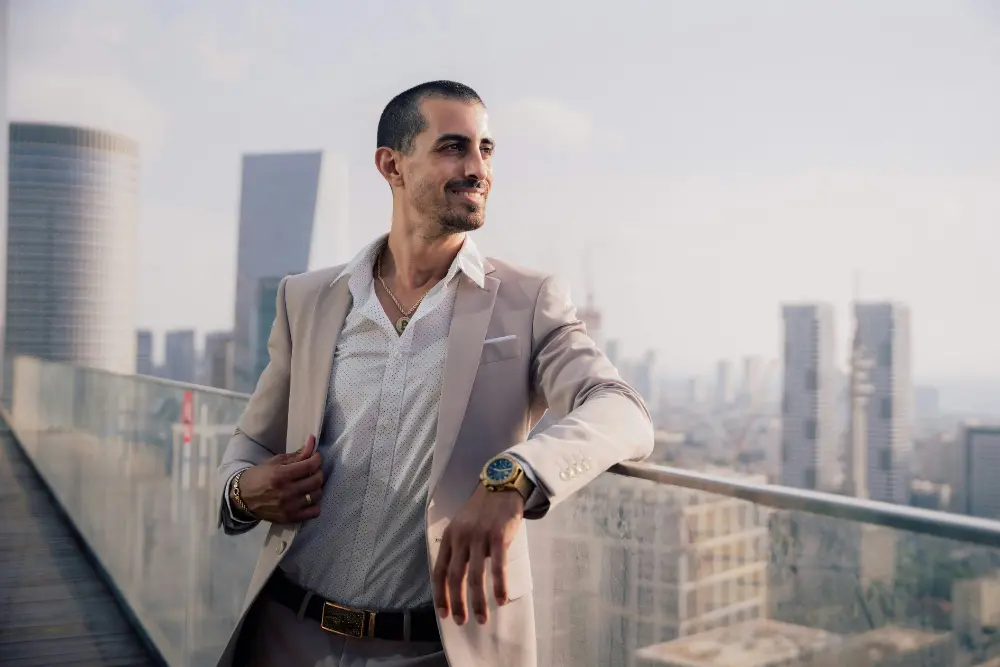 Ejecutivo sonriendo, haciendo alución a la gestión inmobiliaria eficiente