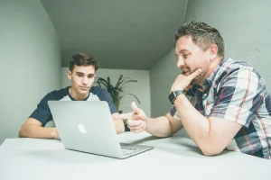 Arrendador y arrendatario conversando sobre los acuerdos de su relación comercial