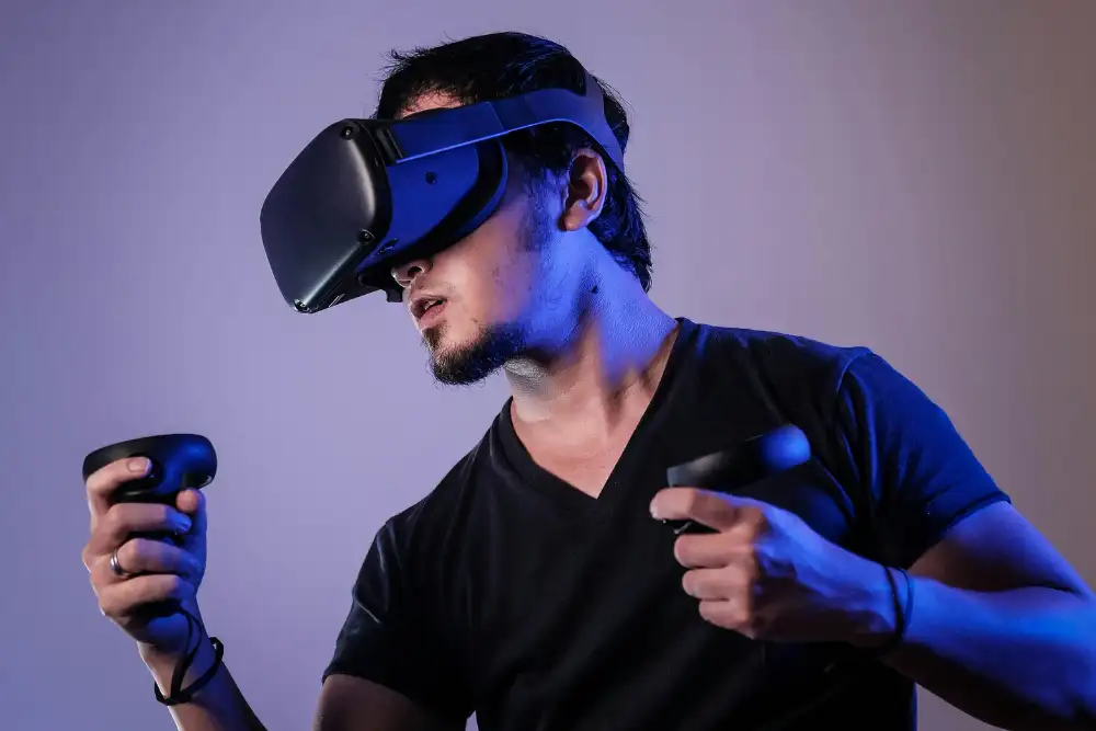 Persona con lentes de realidad virtual y controles, haciendo referentia al uso de esta tecnología en el sector inmobiliario