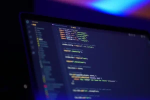 Pantalla con lineas de código que hacen referencia a software CRM inmobiliario