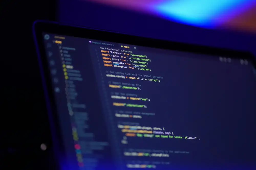 Pantalla con lineas de código que hacen referencia a software CRM inmobiliario